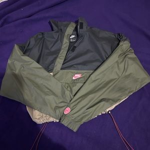 Green,Black,and brown Nike windbreaker, worn 1-2 times, great condition, medium